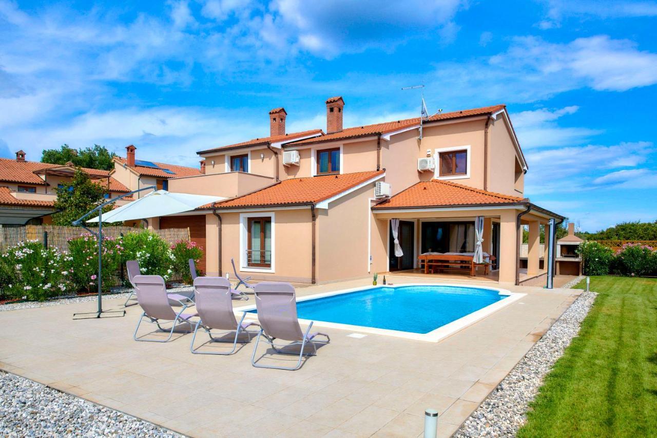 Villa Bartona For 8 Persons With Private Swimmingpool Pula Exteriör bild