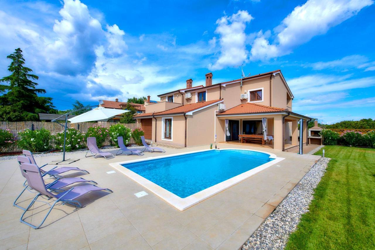 Villa Bartona For 8 Persons With Private Swimmingpool Pula Exteriör bild