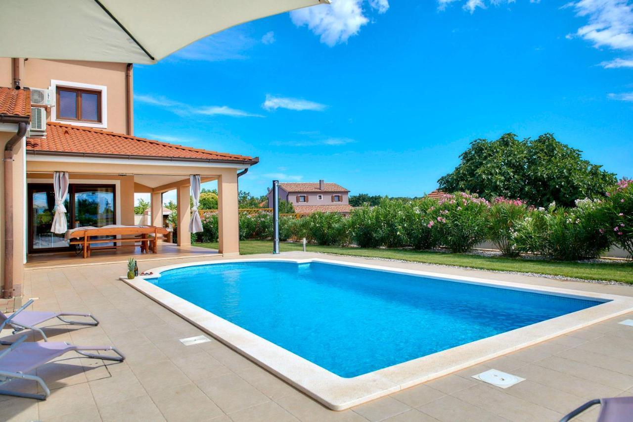 Villa Bartona For 8 Persons With Private Swimmingpool Pula Exteriör bild
